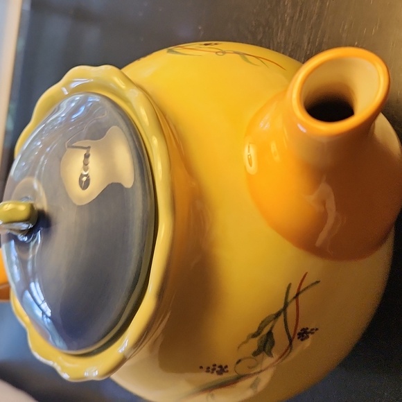 Pfaltzgraff Pistoulet 8 Cup Handpainted Blue &Yellow Stoneware Teapot w/ Lid - Picture 3 of 9